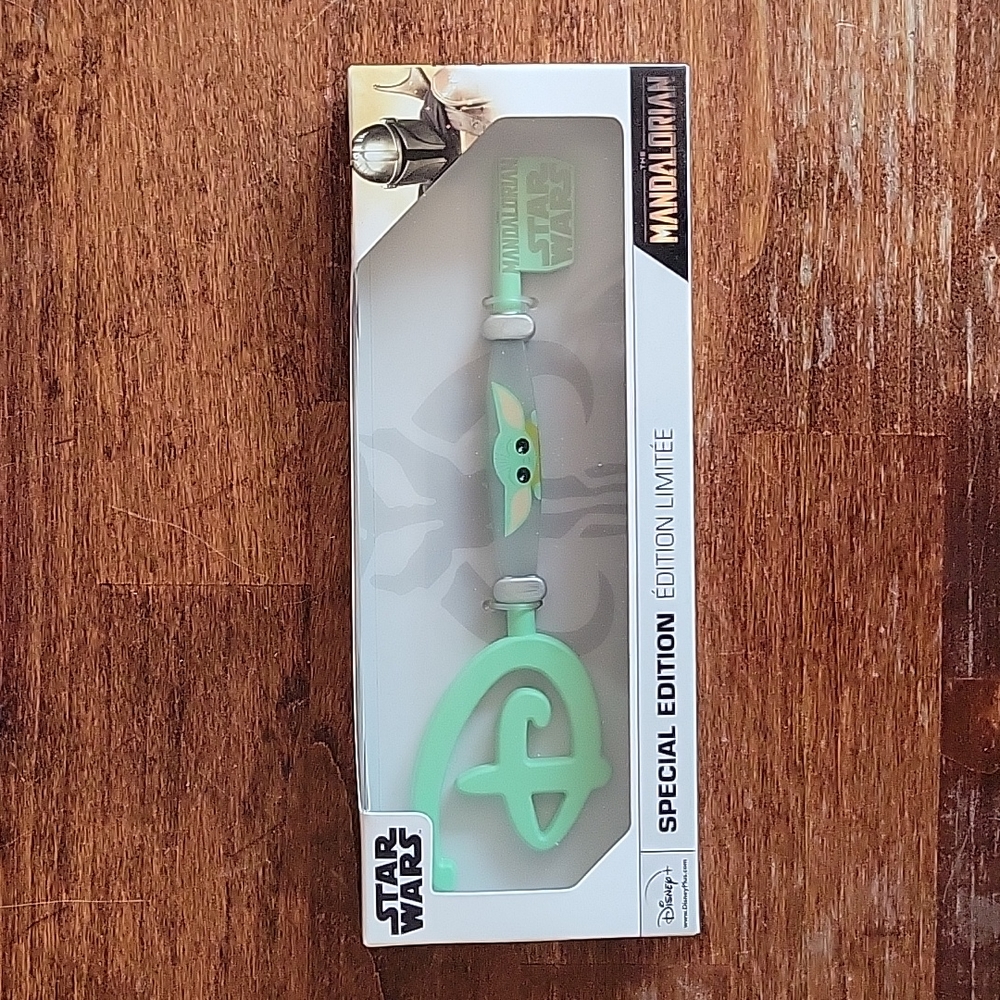 Disney Store Star Wars Mandalorian Special Edition Collector Opening Key